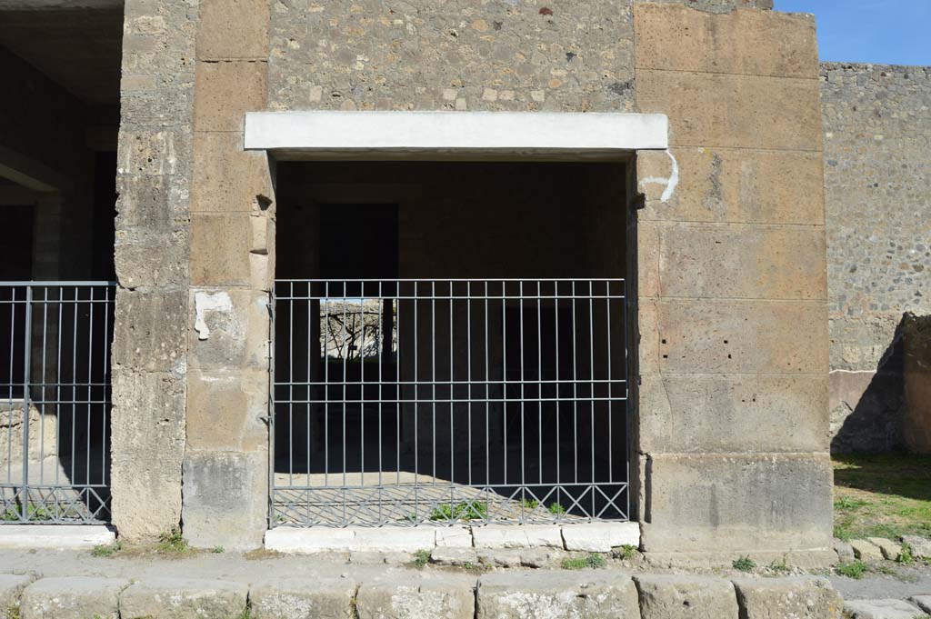 VI.2.3 Pompeii. October 2017. Looking east to entrance doorway.
Foto Taylor Lauritsen, ERC Grant 681269 DÉCOR.

