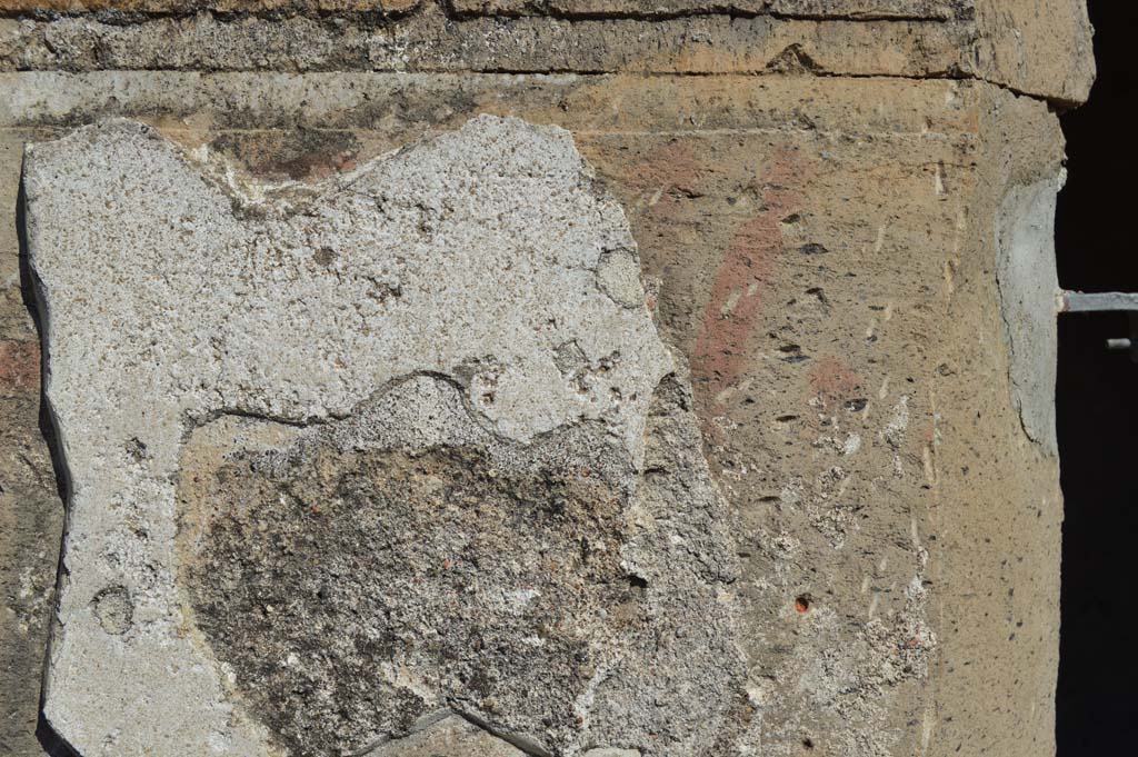 VI.2.3 Pompeii. October 2017. Detail from pilaster on north (left) side of entrance doorway.
Foto Taylor Lauritsen, ERC Grant 681269 DÉCOR.
