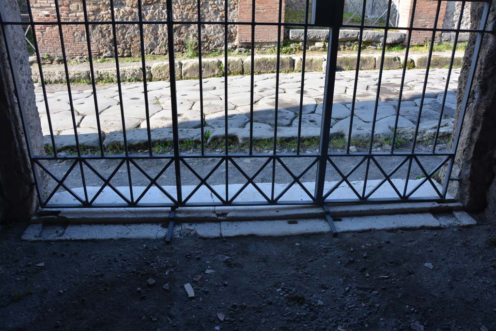 VI.2.3 Pompeii. March 2019. Doorway threshold at entrance to shop, looking west.
Foto Annette Haug, ERC Grant 681269 DÉCOR.
