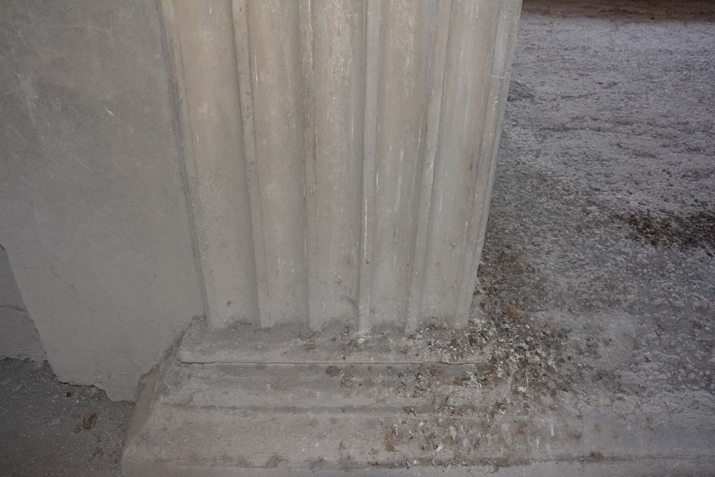 VI.2.4 Pompeii. March 2019. Detail of base of pilaster on east side of atrium, on south side of tablinum.
Foto Annette Haug, ERC Grant 681269 DÉCOR.

