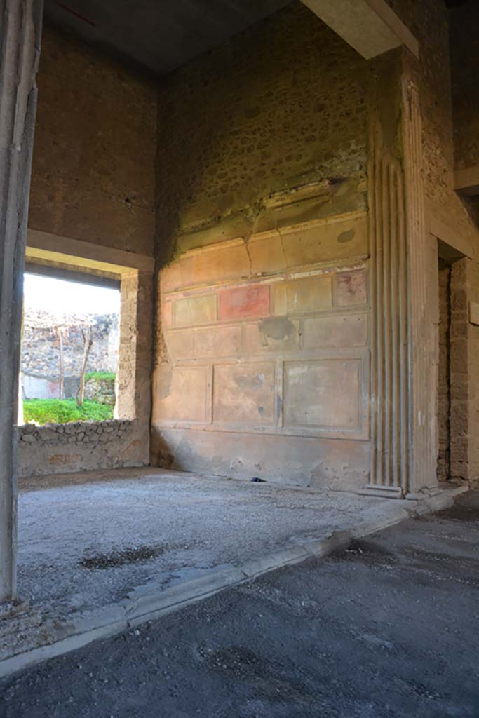 VI.2.4 Pompeii. March 2019. Flooring in south-east corner of tablinum, and small area of remaining wall decoration.
Foto Annette Haug, ERC Grant 681269 DÉCOR.

