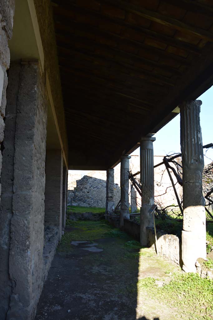 VI.2.4 Pompeii. December 2017. Looking north along portico of garden area. 
Foto Annette Haug, ERC Grant 681269 DÉCOR.
