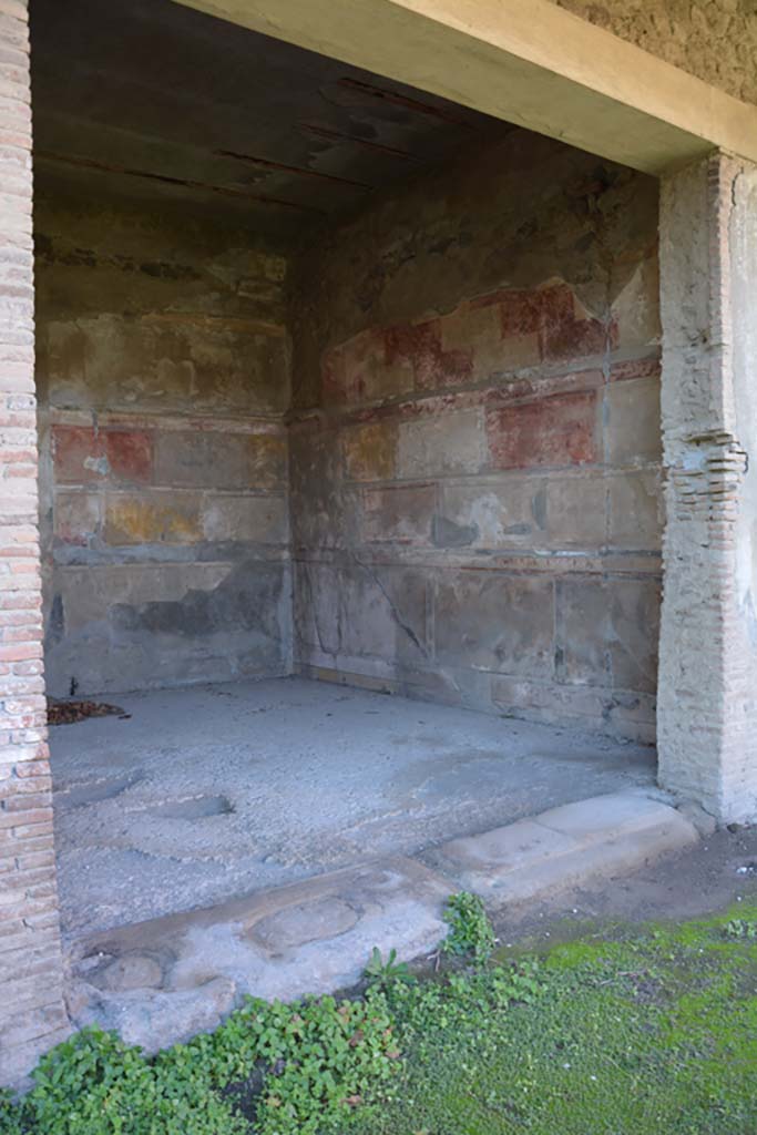 VI.2.4 Pompeii. December 2017. 
Looking north-west towards oecus of north side of tablinum, from portico.
Foto Annette Haug, ERC Grant 681269 DÉCOR.
