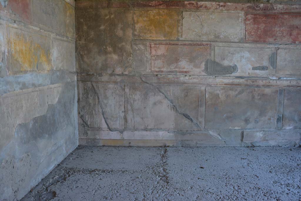VI.2.4 Pompeii. December 2017. Lower north wall in north-west corner of oecus.
Foto Annette Haug, ERC Grant 681269 DÉCOR.

