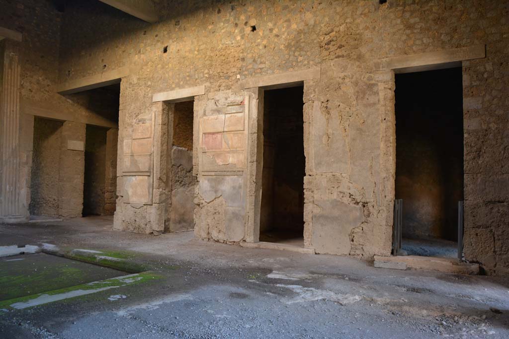 VI.2.4 Pompeii, December 2017. Looking towards doorways to rooms on south side of atrium.
Foto Annette Haug, ERC Grant 681269 DÉCOR.
