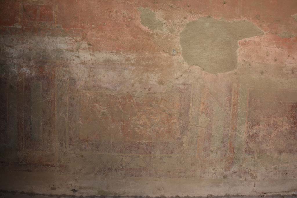 VI.2.4 Pompeii. March 2019. Detail remaining of painted zoccolo in centre of lower south wall.
Foto Annette Haug, ERC Grant 681269 DÉCOR.

