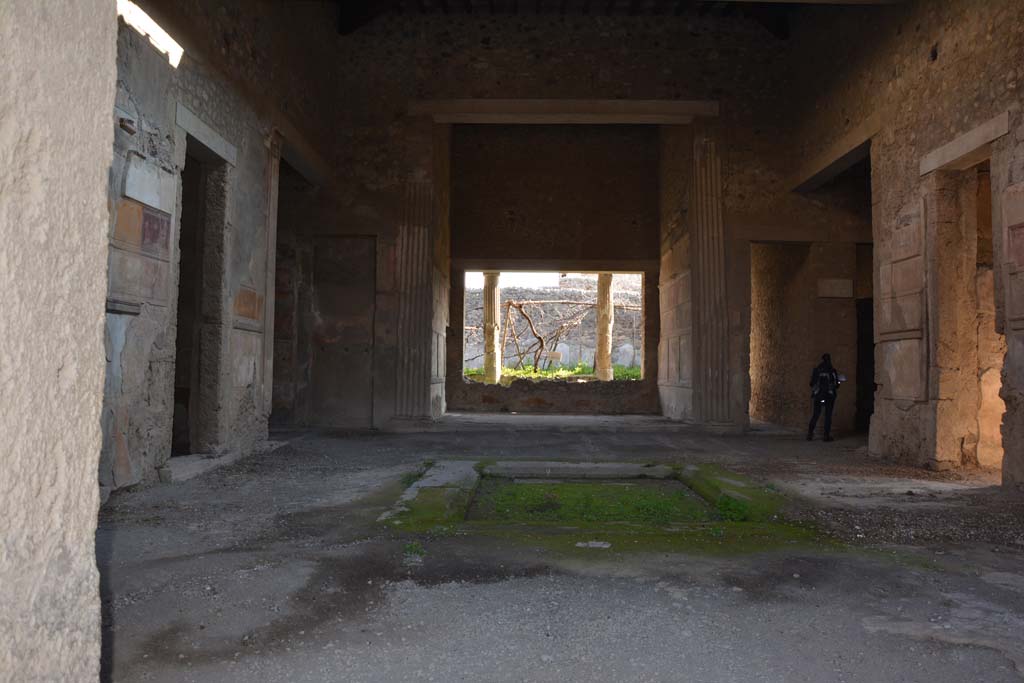 VI.2.4 Pompeii. March 2019. Looking east across impluvium in atrium towards tablinum.
Foto Annette Haug, ERC Grant 681269 DÉCOR.

