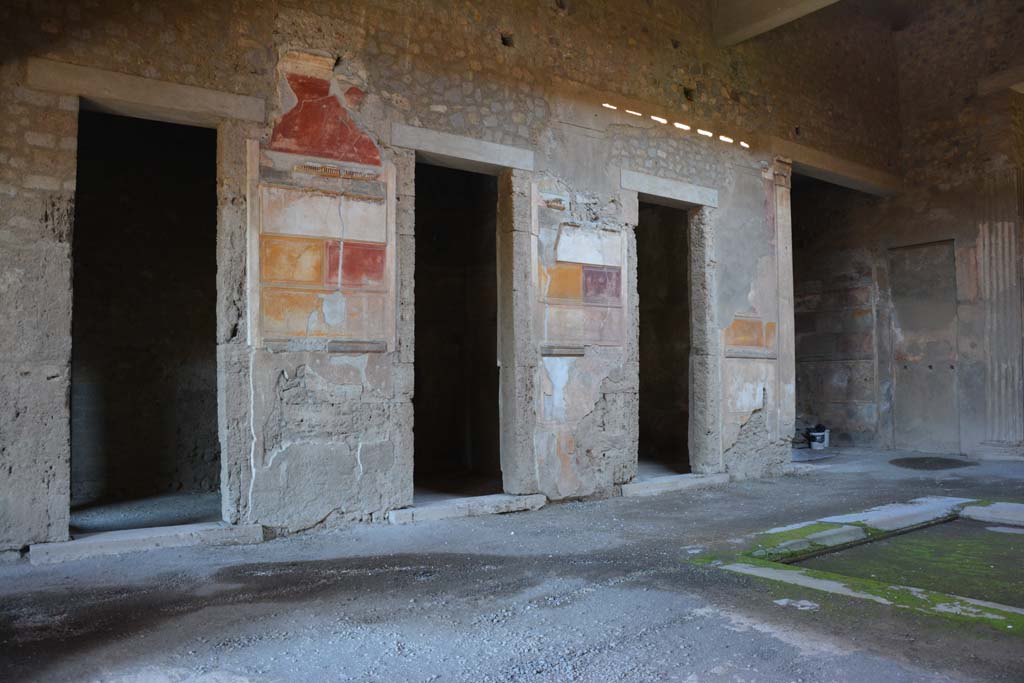 VI.2.4 Pompeii, December 2017. Looking towards rooms on north side of atrium.
The doorway on the left leads to the anteroom of the winter triclinium. Next to it are two cubicula, and then the north ala.
Foto Annette Haug, ERC Grant 681269 DÉCOR.
