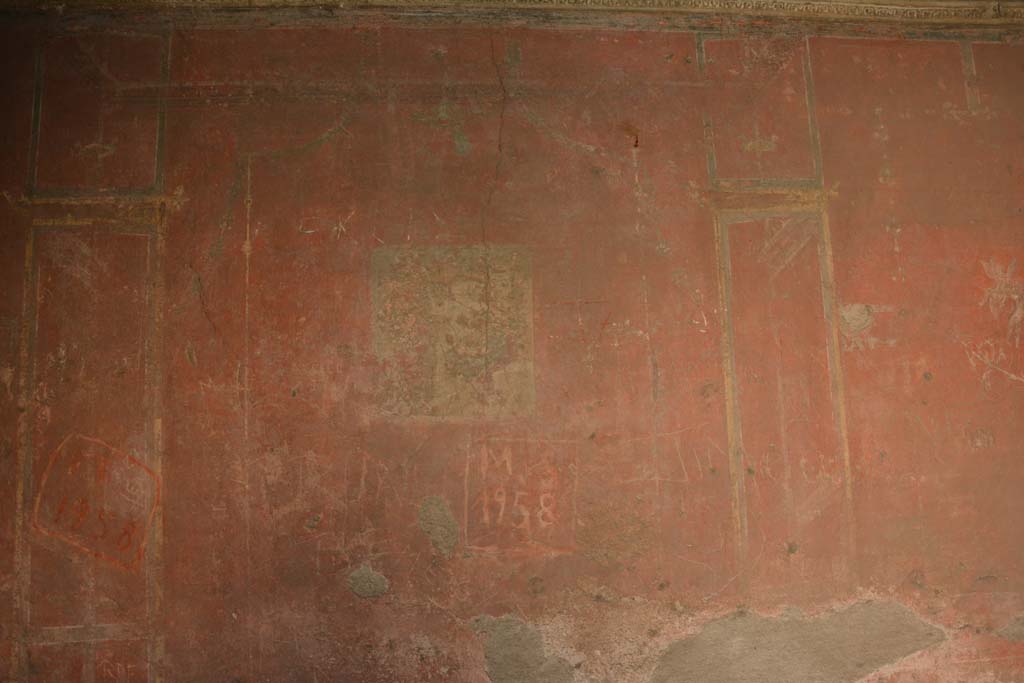VI.2.4 Pompeii. March 2019. Central panel of south wall with faded remains of fresco of Paris and Elena.
Foto Annette Haug, ERC Grant 681269 DÉCOR.
