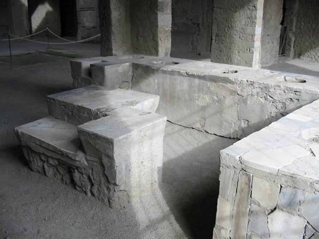 VI.2.5 Pompeii. January 2017. Looking east across counter and hearth towards atrium of VI.2.4.
Foto Annette Haug, ERC Grant 681269 DÉCOR.

