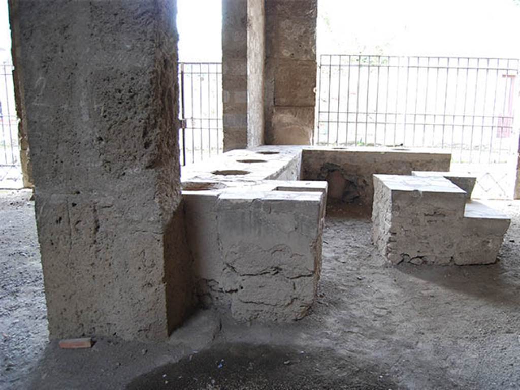 VI.2.5 Pompeii. May 2003. Looking north-west across counter. Photo courtesy of Nicolas Monteix.

