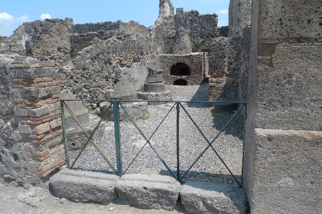 VI.2.6 Pompeii. December 2005.  Looking east from entrance, past the 3 mills towards the oven.
