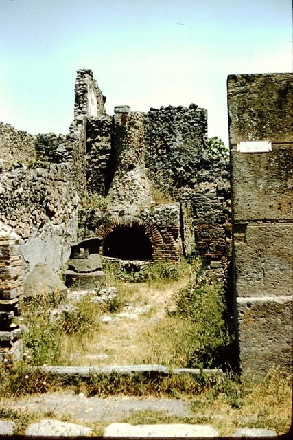 VI.2.6 Pompeii. December 2005. Oven.