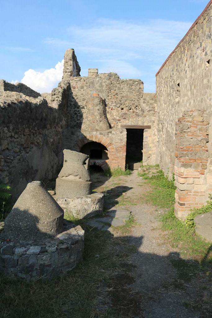 VI.2.6 Pompeii. December 2018. 
Looking east towards oven, from entrance. Photo courtesy of Aude Durand.
