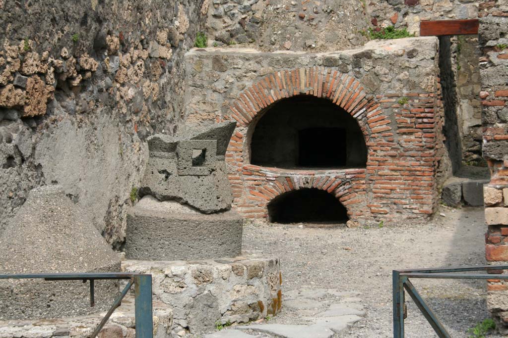 VI.2.6 Pompeii. April 2010. Looking towards oven in bakery. Photo courtesy of Klaus Heese. 