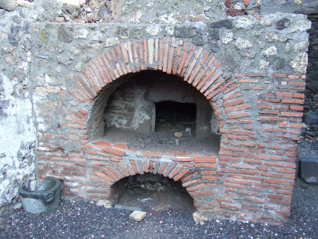 VI.2.6 Pompeii. December 2005. Oven.