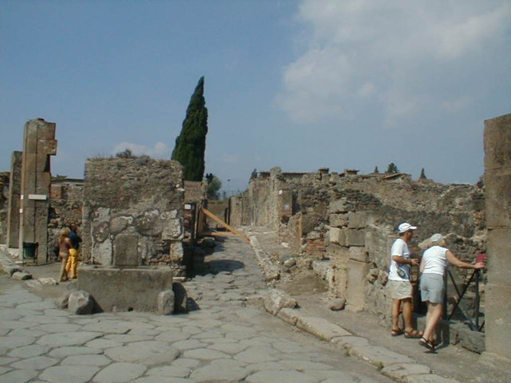 VI.1.19 Pompeii, Fountain near Vicolo di Narciso from Via Consolare.  VI.2.6.