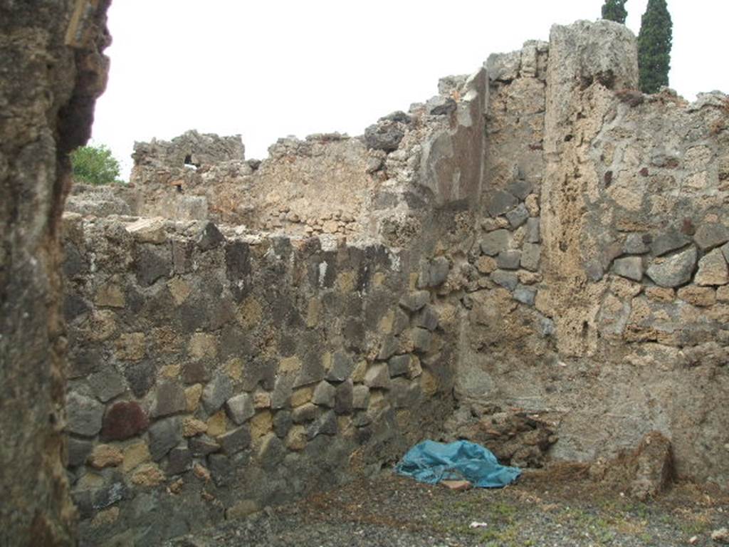VI.2.7 Pompeii. May 2005. Looking into north-west corner of room on north side of corridor.