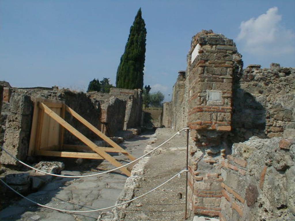 VI.1 Pompeii. September 2004.  Vicolo di Narciso looking north.   VI.2.10.