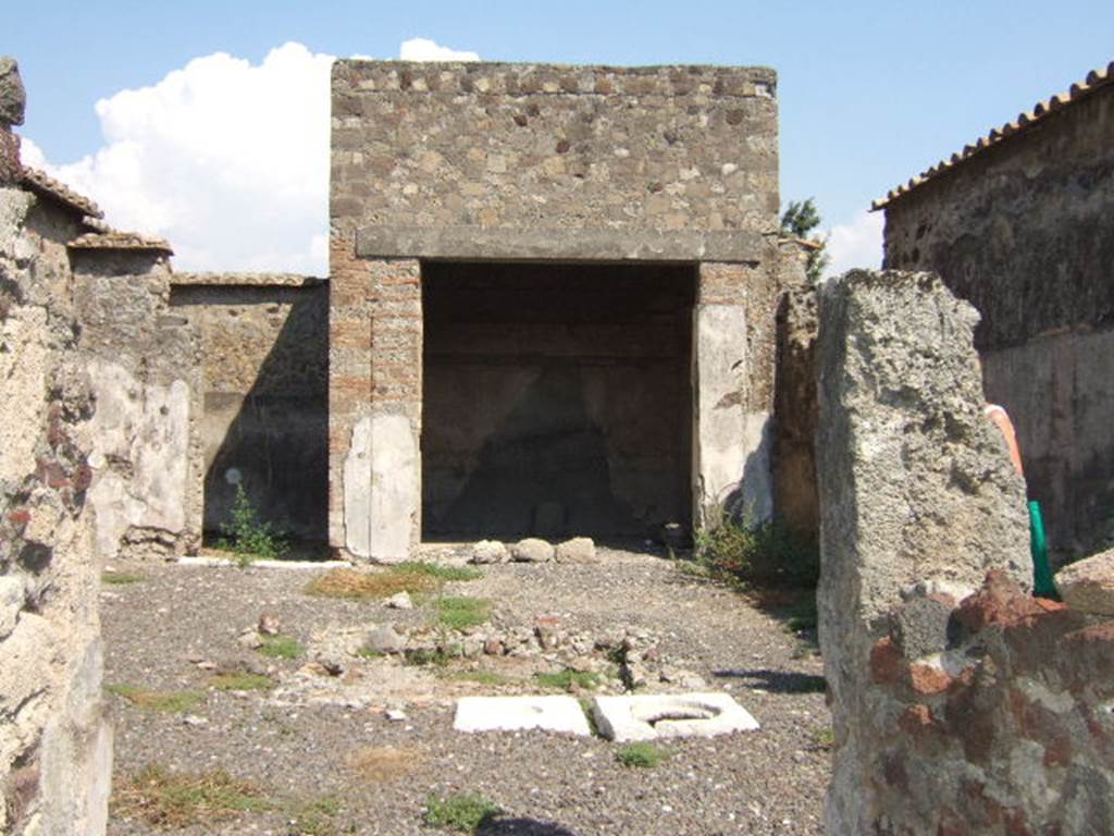 VI.2.13 Pompeii. September 2005.  Looking east across atrium and impluvium to Tablinum.