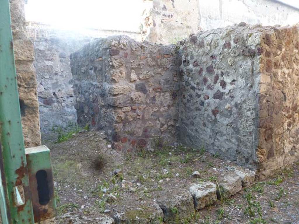 VI.2.15 Pompeii. September 2005. Entrance doorway, looking east.
Possibly found on a wall near here, and reported 13th December 1787 (PAH I, 2, 40) was a graffito painted in red –   M(arcum) Pupium aed(ilem)    [CIL IV 142]
See Pagano, M. and Prisciandaro, R., 2006. Studio sulle provenienze degli oggetti rinvenuti negli scavi borbonici del regno di Napoli. Naples : Nicola Longobardi. (p.84)
