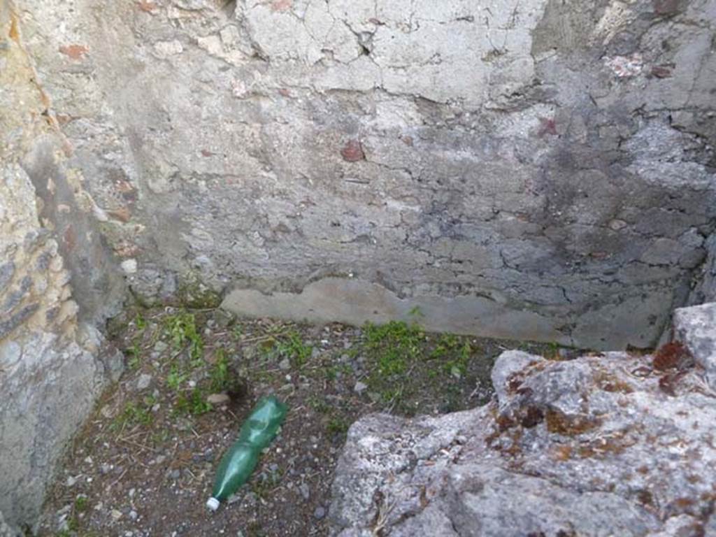 6.2.22/15 Pompeii. May 2011.Room to north of rear entrance doorway at VI.2.15.
According to Fiorelli, near to the posticum was the kitchen and a small storeroom, and the stairs that climbed to the rooms above.
