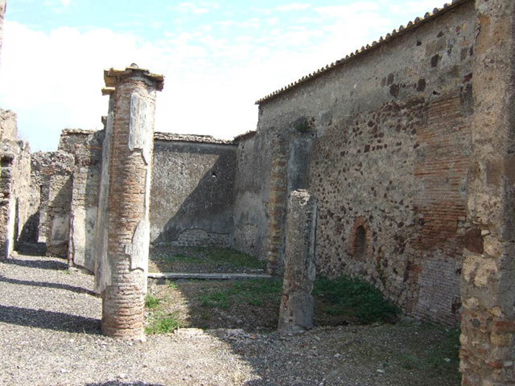 VI.2.16 Pompeii.September 2005. Looking east across pseudoperistyle, with niche in south wall.