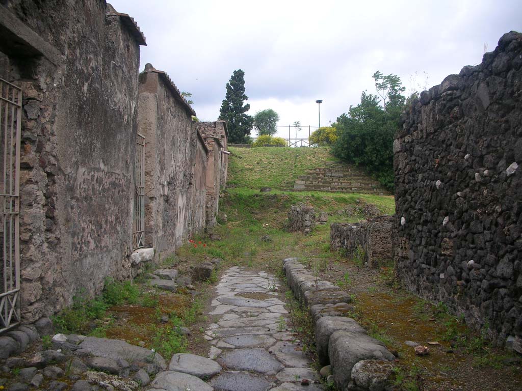 Vicolo di Narciso, Pompeii. May 2010. 
Looking north towards city wall agger, with VI.1.25/26 on left, and VI.2.17 and 18, on right. Photo courtesy of Ivo van der Graaff.
