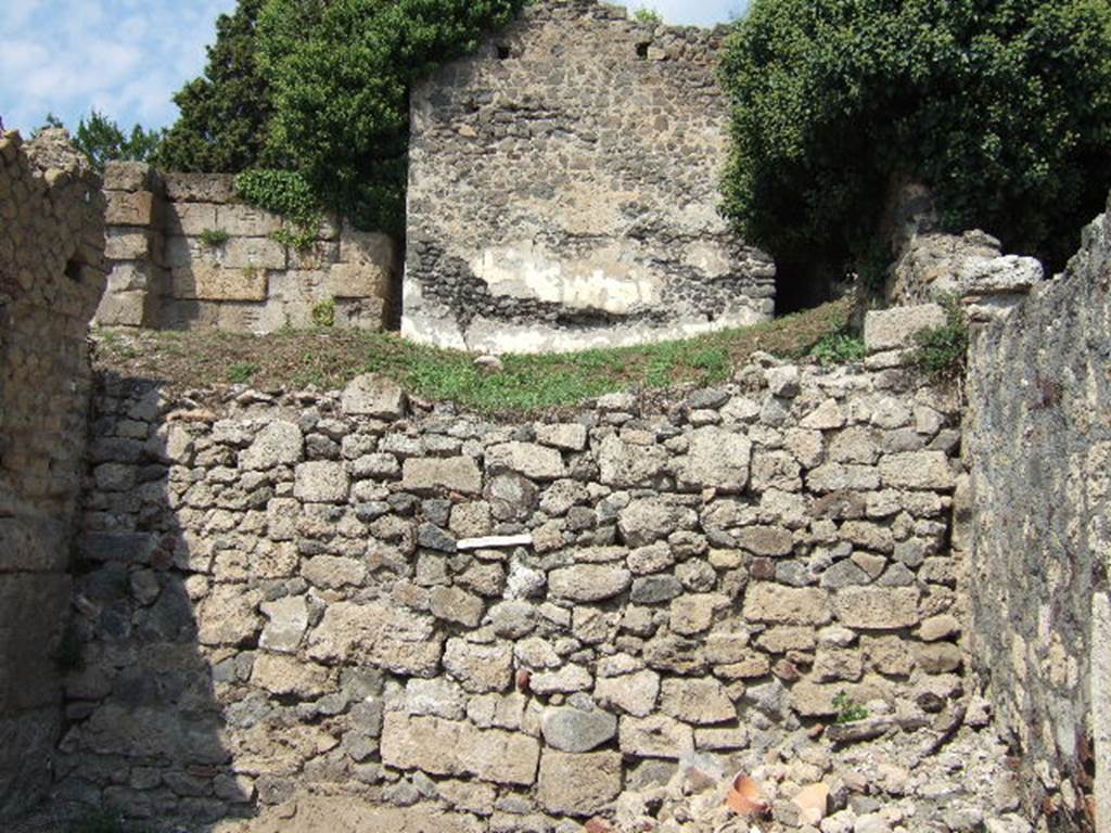 VI.2.19 on the left.   End of Vicolo di Modesto looking north to Tower XII.   VI.5 on right.