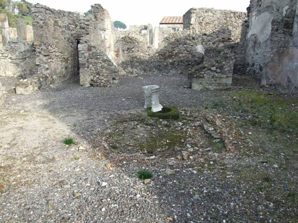 VI.2.20 and VI.2.17 Pompeii. December 2007.  Looking north at atrium of VI.2.17, showing corridor (top left) leading to rear of house at VI.2.20. The tablinum is in the centre, and a small cubiculum on the right.

