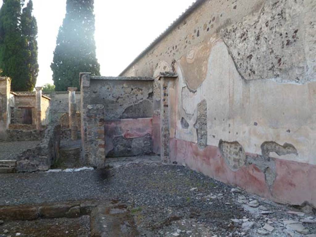 VI.2.22 Pompeii. May 2011. Looking west along north wall of atrium, towards a cubiculum in its north-west corner, in centre. In the atrium, opposite the entrance corridor instead of the tablinum, was a corridor leading to the peristyle area. The tablinum was on its left.

