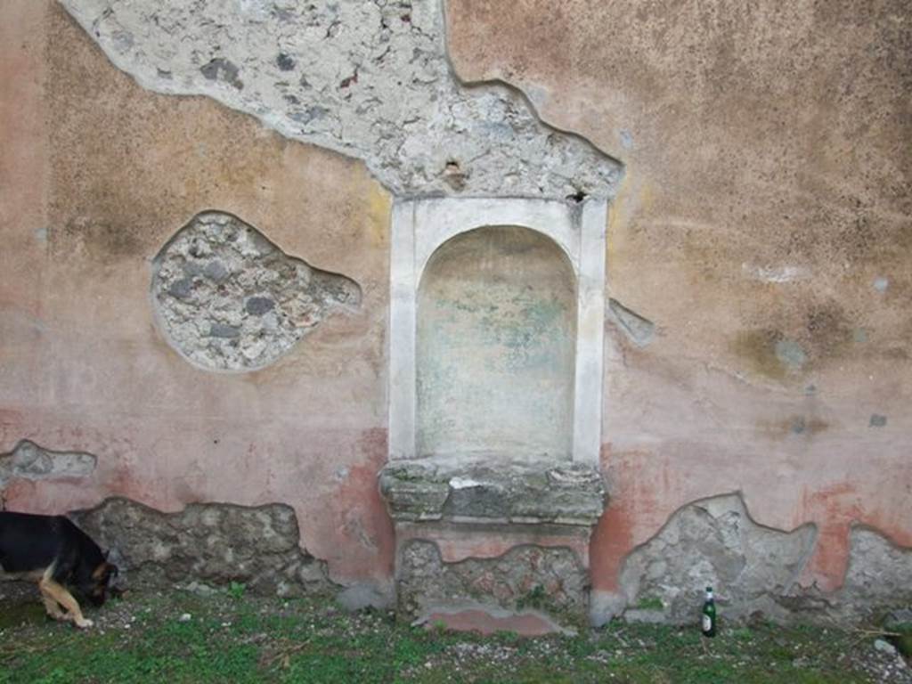 VI.2.22 Pompeii. December 2007. Peristyle niche.  The rear of the aedicula was hollowed out to form a semi-circular niche which was painted blue.