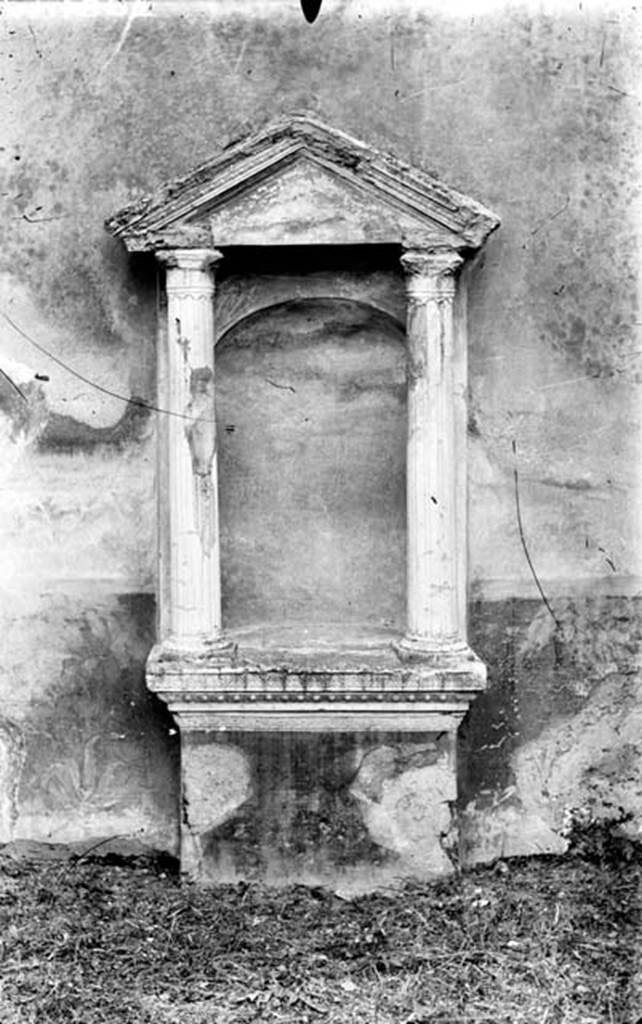 VI.2.15 Pompeii. 1937-39. Aedicula niche lararium. Photo courtesy of American Academy in Rome, Photographic Archive. Warsher collection no. 1552
