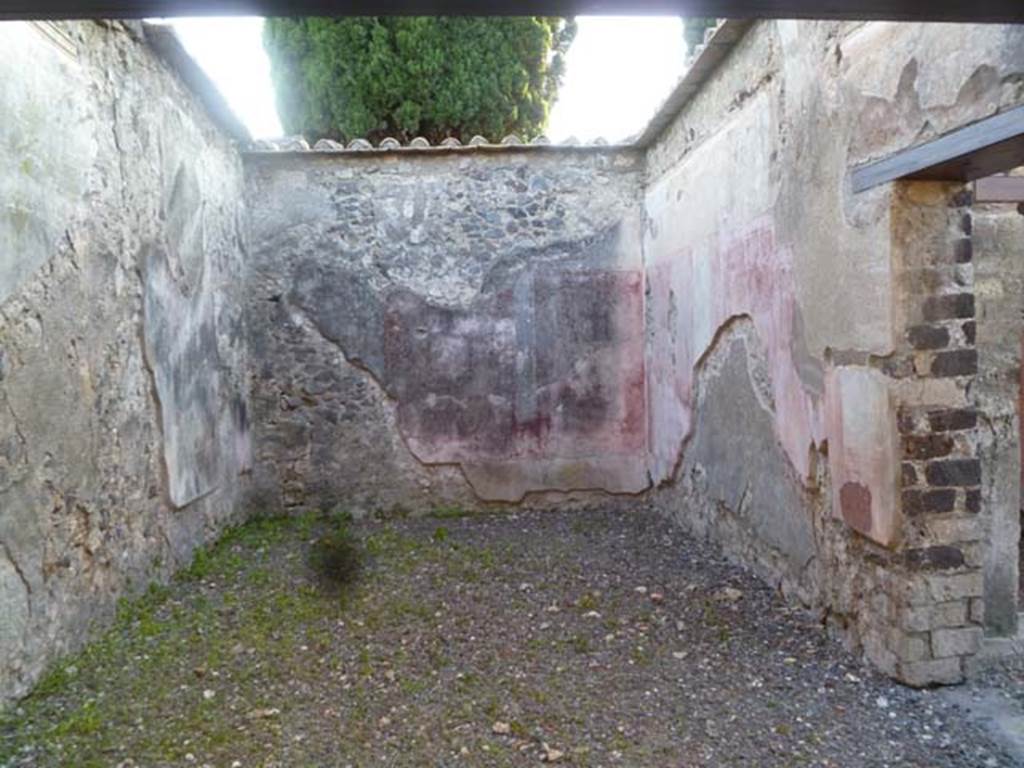 VI.2.22 Pompeii. May 2011. Looking west into triclinium.  On the right is a doorway into the cubiculum on south side of rear doorway at VI.2.15.
