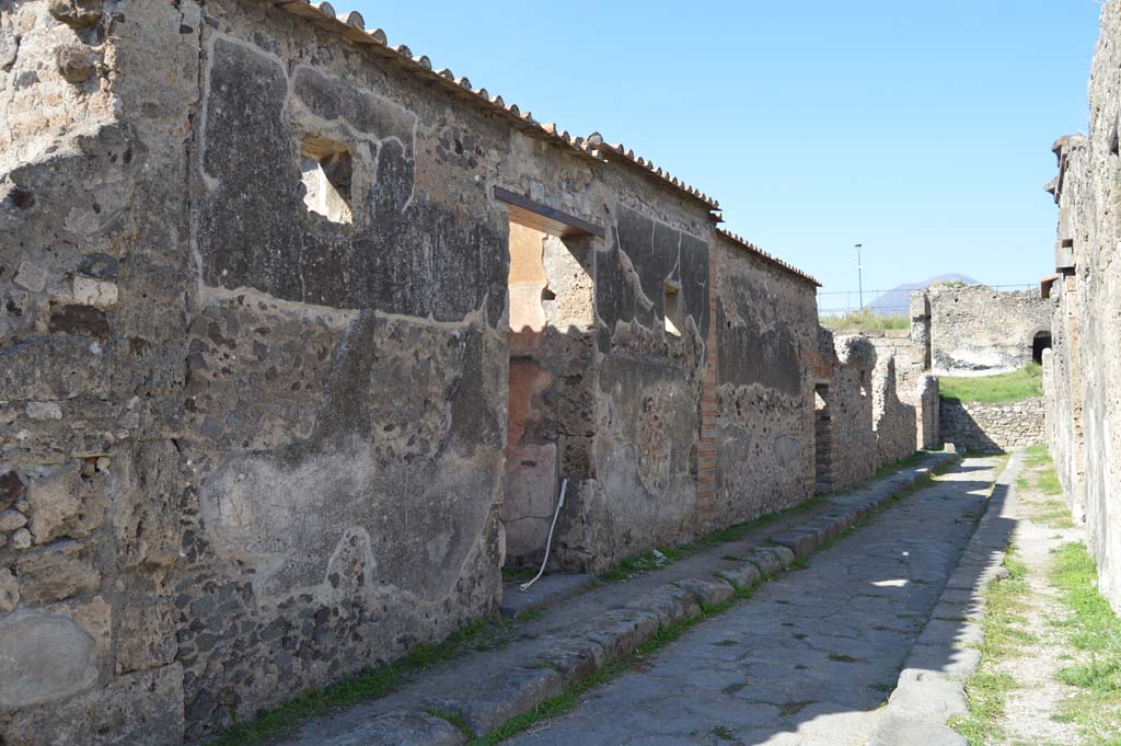 VI.2.22 Pompeii. October 2017. Looking north-west towards entrance doorway on Vicolo di Modesto.
Foto Taylor Lauritsen, ERC Grant 681269 DÉCOR.

