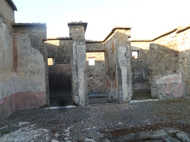 VI.2.22 Pompeii. May 2011. Looking east from atrium, towards entrance at VI.2.22, in centre, and doorways to cubicula on either side.
