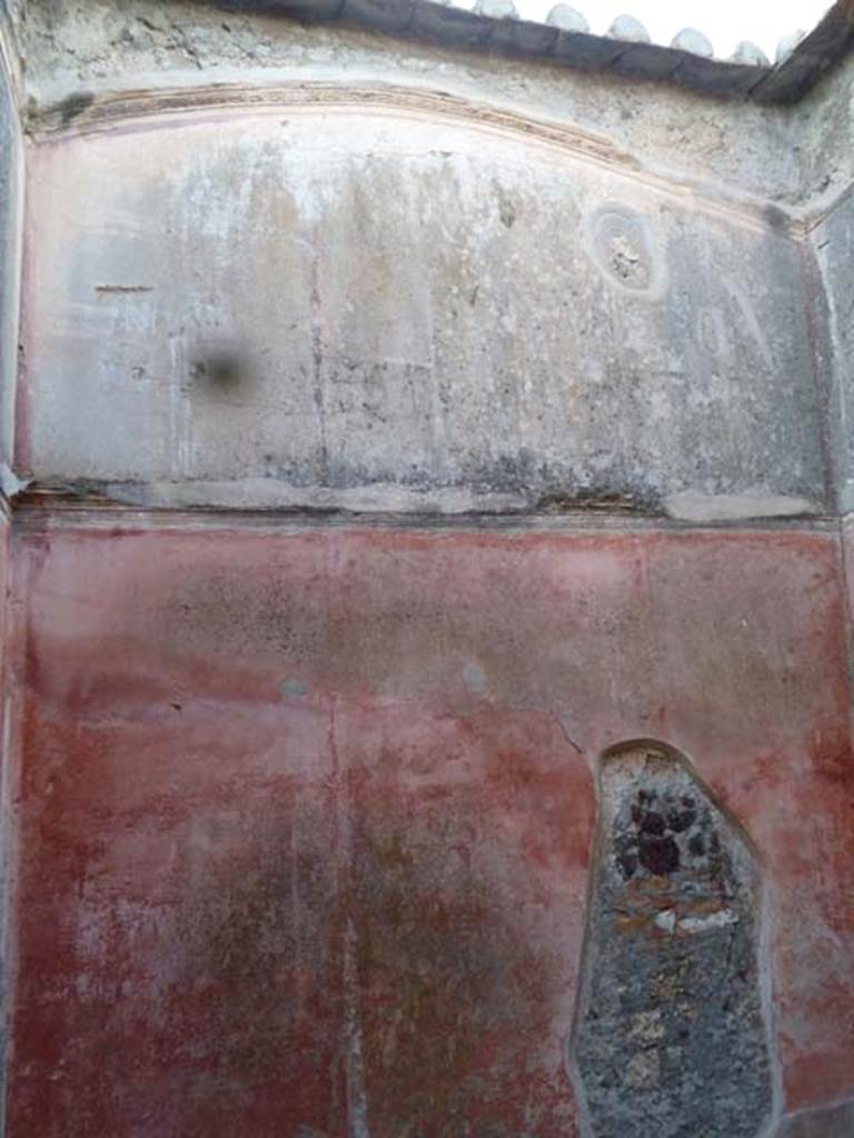 VI.2.22 Pompeii. May 2011. North wall with painted decoration and stucco cornice in vaulted cubiculum on north side of entrance doorway.
