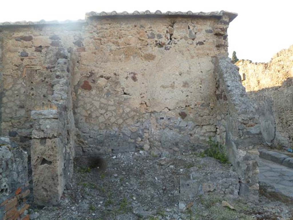 VI.2.23 Pompeii. May 2011. Looking towards north wall, with the doorway to the kitchen of VI.2.24 on the left.  The entrance doorway from Vicolo di Modesto on the right.  According to Eschebach, near the north wall would have been the steps to the upper floor, above the latrine?
See Eschebach, L., 1993. Gebäudeverzeichnis und Stadtplan der antiken Stadt Pompeji. Köln: Böhlau. (p.160)

