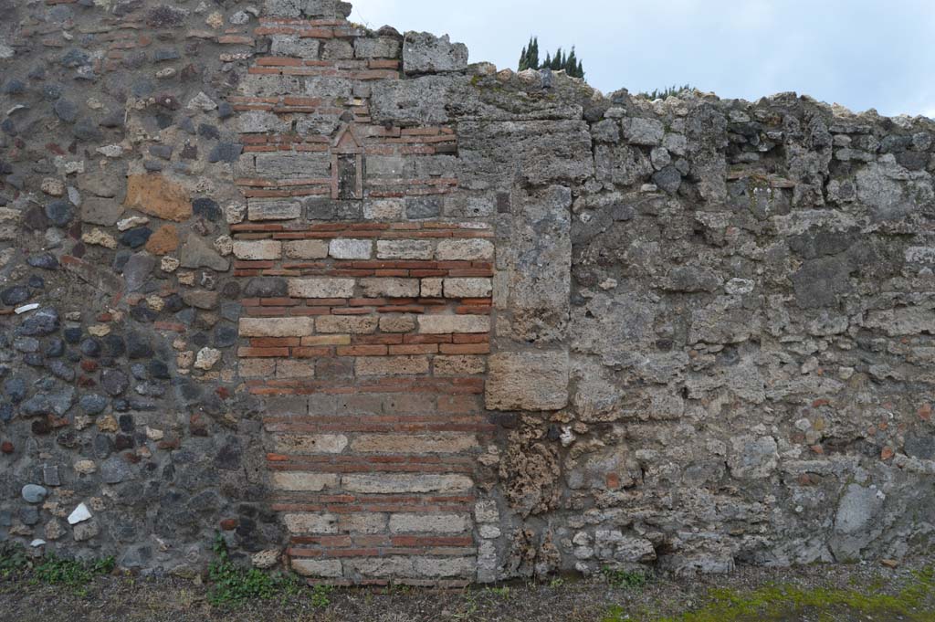 VI.2.25 or VI.2.24 Pompeii. March 2018. Brick pilaster in front façade on west side of Vicolo di Modesto.
Foto Taylor Lauritsen, ERC Grant 681269 DÉCOR.
