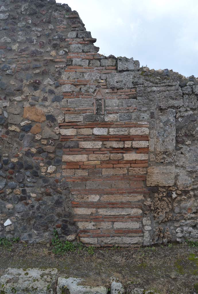 VI.2.25 or VI.2.24 Pompeii. March 2018. Brick pilaster with terracotta plaque with phallus decoration.
Foto Taylor Lauritsen, ERC Grant 681269 DÉCOR.
