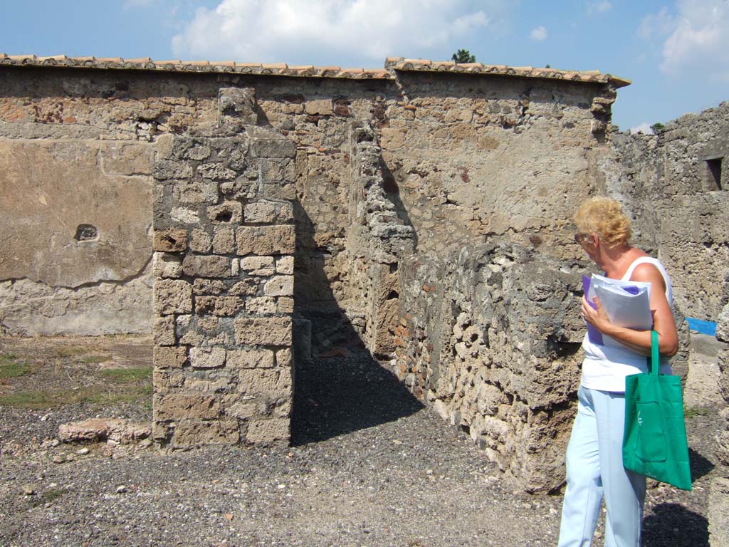 VI.2.24 Pompeii. September 2005. September 2005. 
Looking west from entrance along entrance corridor, on the right (north side) a doorway into VI.2.23 can be seen.
