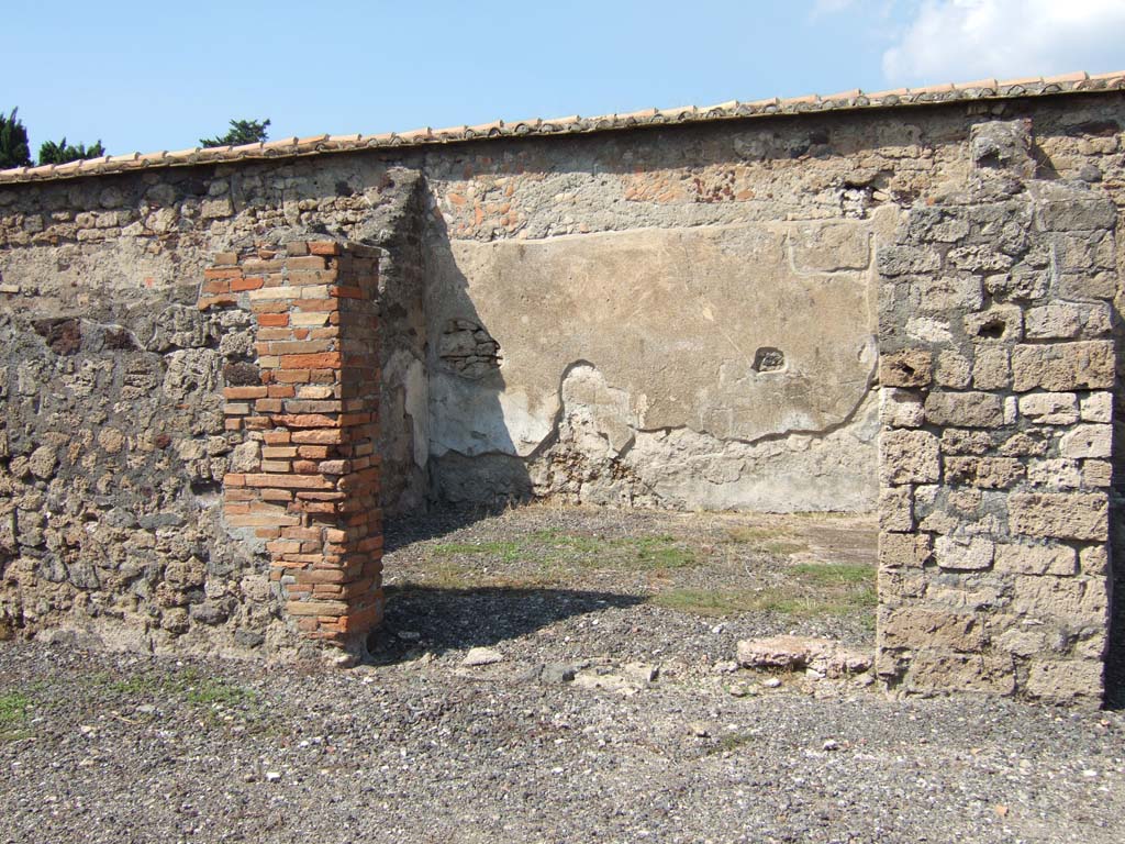 VI.2.24 Pompeii. September 2005. Looking north through doorway into triclinium, on north side of atrium.