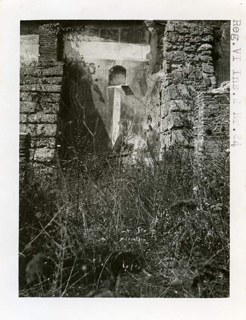 VI.2.24 Pompeii. Pre-1937-39. Arched niche in west wall of garden area, or oecus.
Photo courtesy of American Academy in Rome, Photographic Archive. Warsher collection no. 1574.

