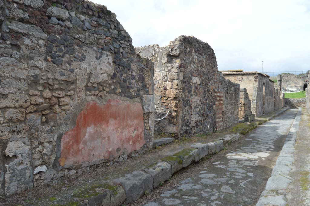 VI.2.25, Pompeii. March 2018. Looking north-west towards doorway, in centre, on west side of Vicolo di Modesto.
Foto Taylor Lauritsen, ERC Grant 681269 DÉCOR.
