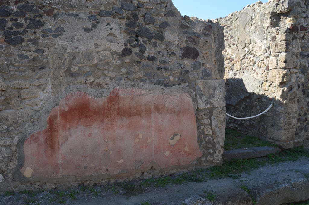 VI.2.25, Pompeii. Vicolo di Modesto, October 2017. Looking west to remaining painted decoration near doorway at VI.2.25, on right.
Foto Taylor Lauritsen, ERC Grant 681269 DÉCOR.

