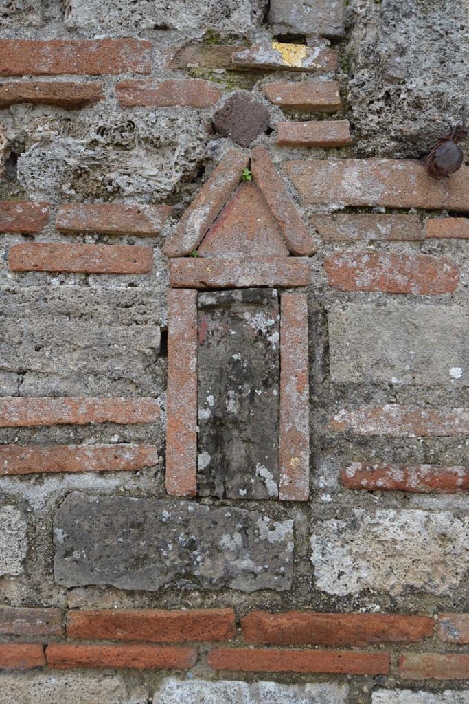 VI.2.25 or VI.2.24 Pompeii. March 2018. Terracotta plaque with phallus decoration set into brick pilaster between VI.2.25 and VI.2.24.
Foto Taylor Lauritsen, ERC Grant 681269 DÉCOR.

