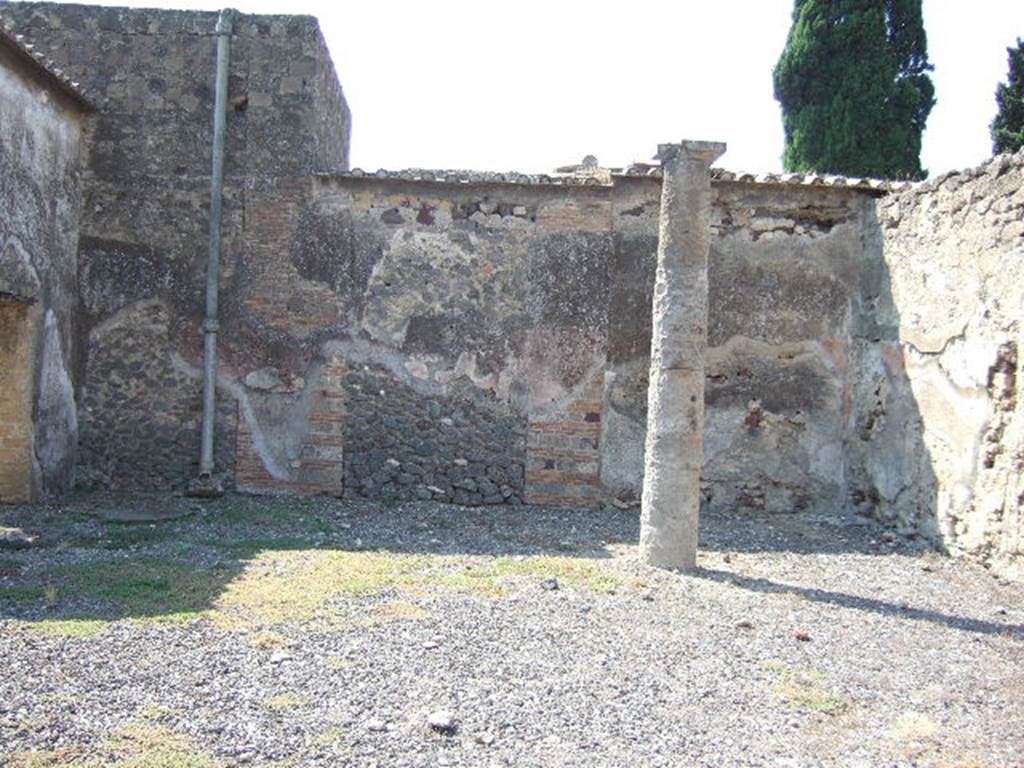 VI.2.25 Pompeii. September 2005. Looking west across garden peristyle, from end of entrance corridor.