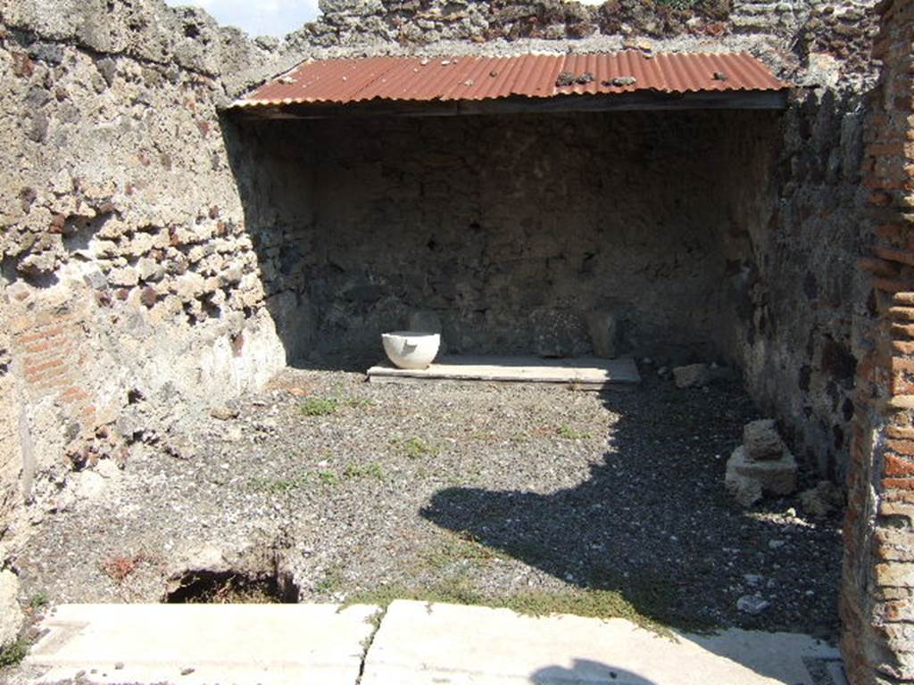 VI.2.25 Pompeii. September 2005. Looking east towards oecus, on south side of entrance corridor.