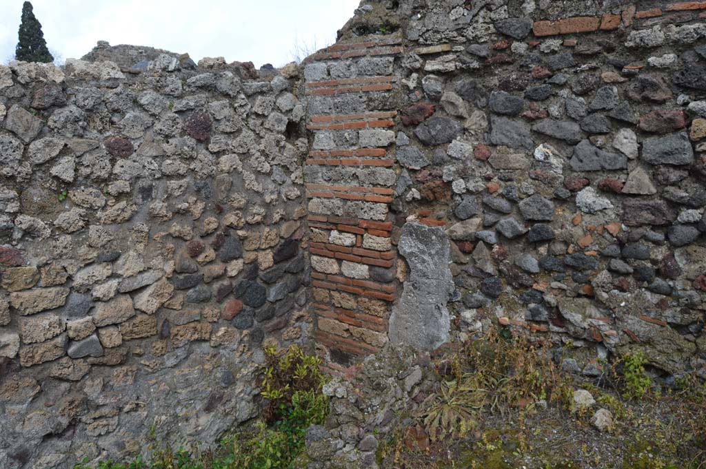 VI.2.25 Pompeii. March 2018. North-east corner, with interior brick pilaster, under stairs to upper floor.
Foto Taylor Lauritsen, ERC Grant 681269 DÉCOR.

