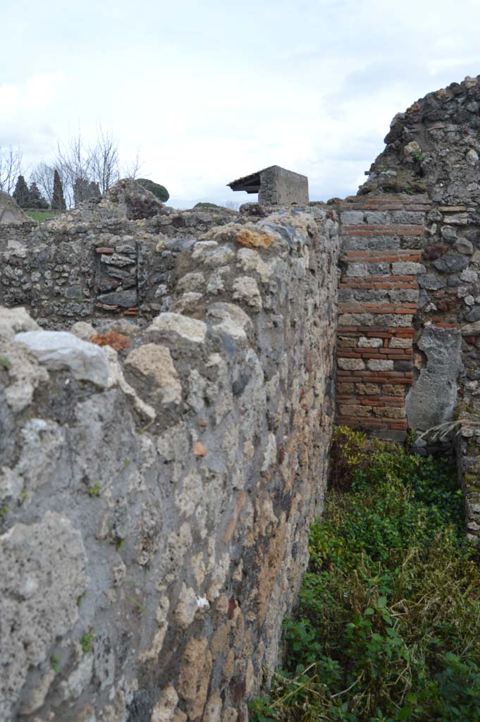 VI.2.25 Pompeii. March 2018. 
Looking east along north wall, dividing VI.2.24, on left, and VI.2.25 with brick pilaster.
Foto Taylor Lauritsen, ERC Grant 681269 DÉCOR.

